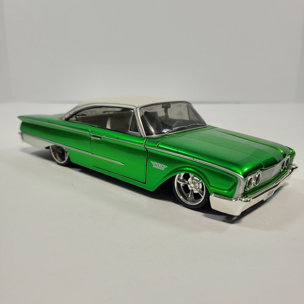 Maisto Pro Rodz 1960 Ford Starliner 1:26 Diecast Metallic Green White Roof